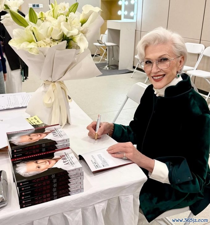 Maye Musk ký tặng sách ở Vũ Hán， Trung Quốc， ngày 11/12. Ảnh: Instagram/Maye Musk