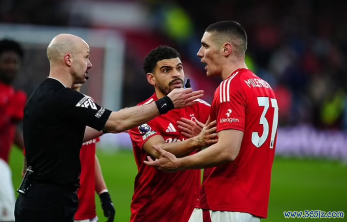 Các cầu thủ Nottingham Forest phản ứng sau khi trọng tài Anthony Taylor khước từ bàn của Nikola Milenkovic vì lỗi việt vị trong trận thắng Southampton 3-2 hôm 19/1. Ảnh: PA