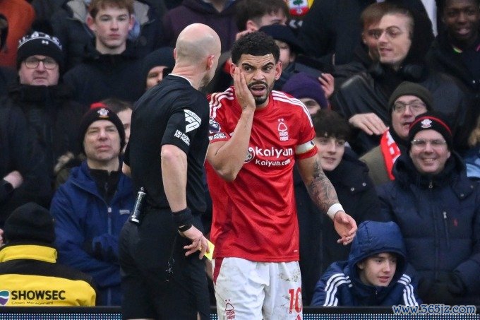 Trọng tài Taylor thổi phạt Gibbs-White sau tình huống Mateus Fernandes ăn vạ trong trận Nottingham Forest thắng Southampton 3-2 hôm 19/1. Ảnh: AFP